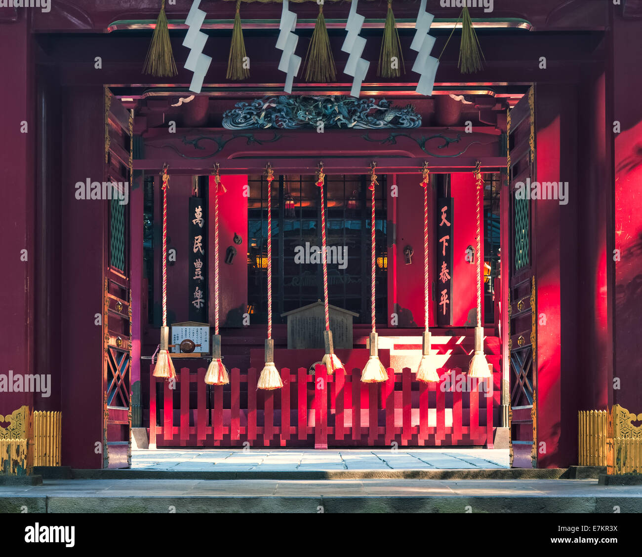 La porte d'Hakone Shrine, un temple au Japon. Banque D'Images