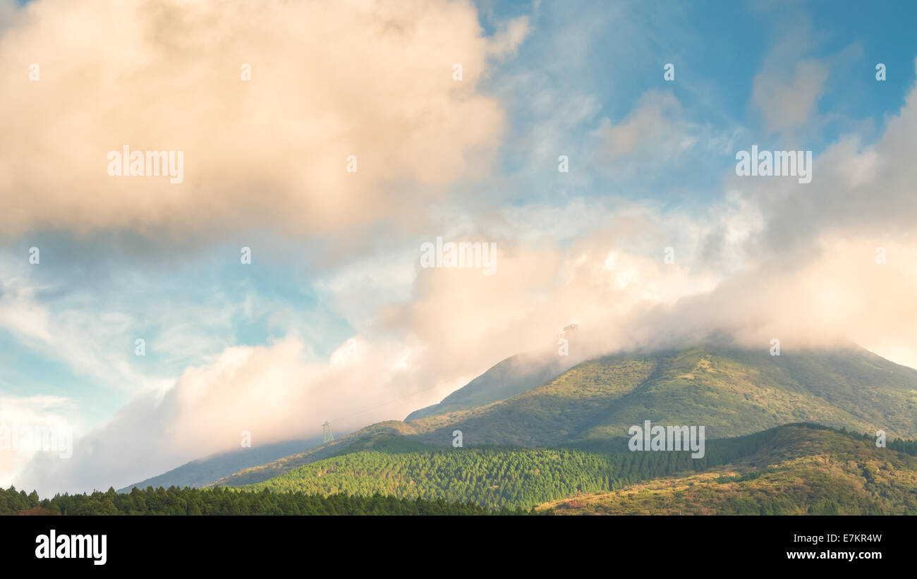 Les nuages rouler une montagne en début de matinée. Banque D'Images