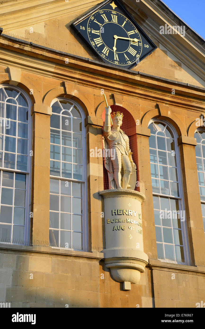 Henry V statue sur Shire Hall du 18ème siècle, Agincourt Square, Monmouth, Monmouthshire, Wales, Royaume-Uni Banque D'Images