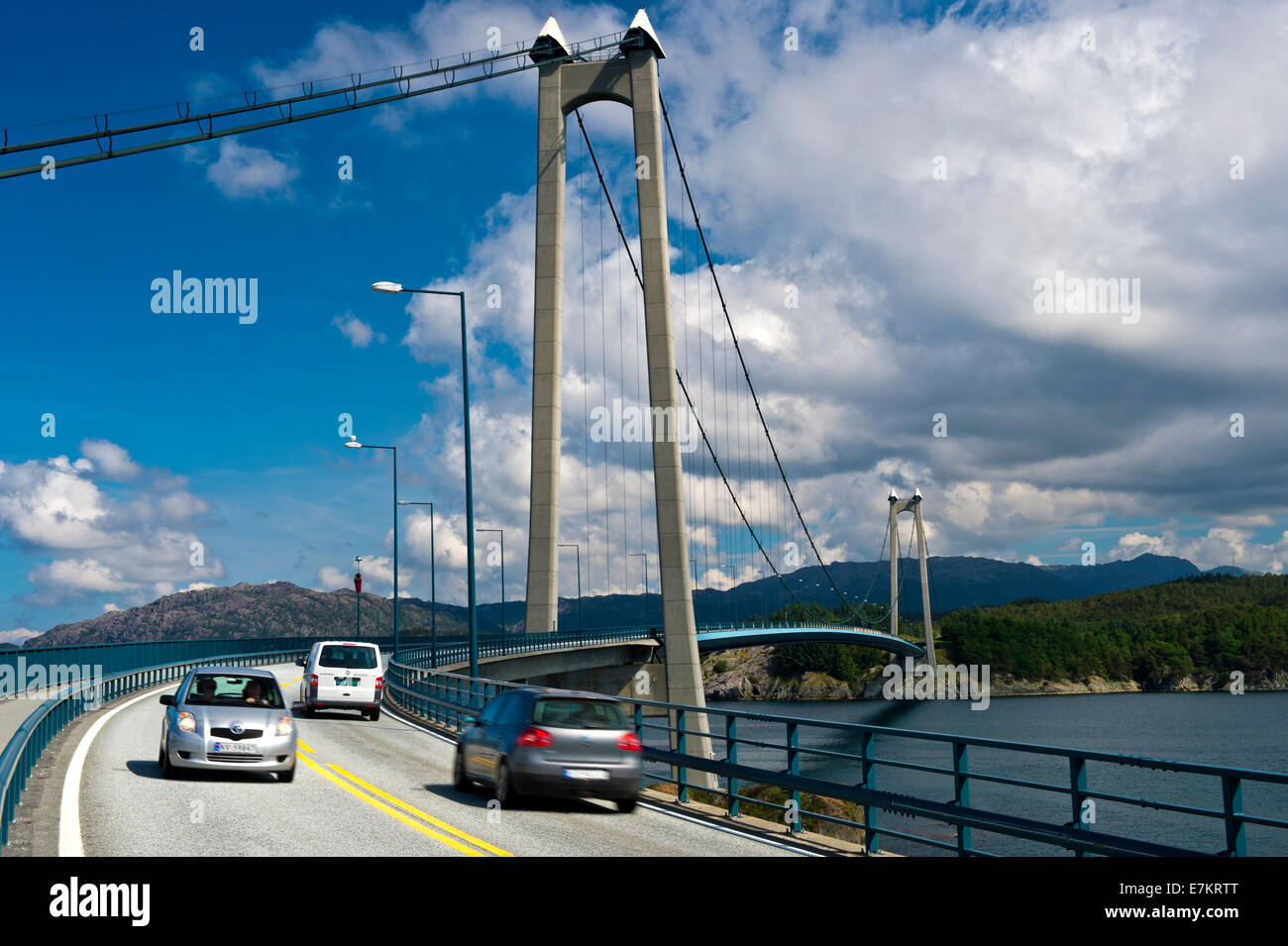 Véhicules sur le pont suspendu Pont Stord ou Stordabrua Digernessundet, de l'autre côté de la La Spezia, Norvège Banque D'Images