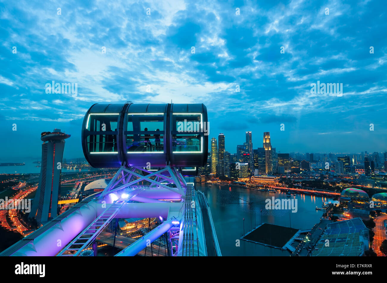 Face à Singapour au coucher du soleil de la Singapore Flyer. Banque D'Images