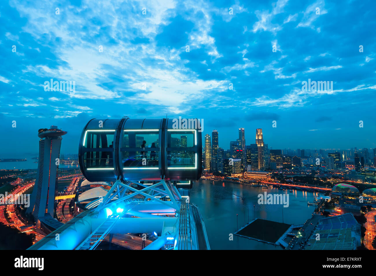 Face à Singapour au coucher du soleil de la Singapore Flyer. Banque D'Images