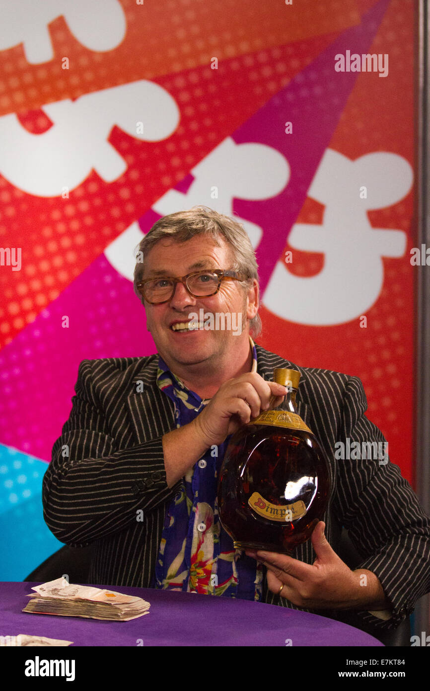 Fleetwood, Lancashire, samedi 20 septembre 2014. Michael Hogben, 54 à ITV1 Antiquités voir Dickinson's Real Deal au Marine Hall donnant la population locale la chance parfaite de poussière de leurs antiquités et de voir combien d'argent elles valent. Dickinson's Real Deal est actuellement l'un des plus populaires montre de jour sur ITV et est régulièrement surveillée par plus d'un million de personnes. De retour pour une onzième série, David Dickinson et les concessionnaires sont en déplacement à travers le pays à la recherche d'une plus bobby dazzlers apportés par les membres du public. Banque D'Images