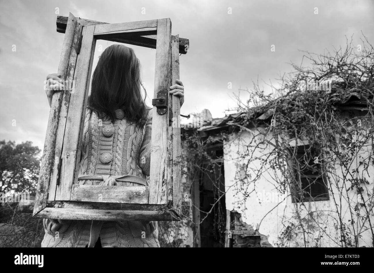 Scène d'horreur d'un scary girl sur une maison abandonnée spooky background Banque D'Images