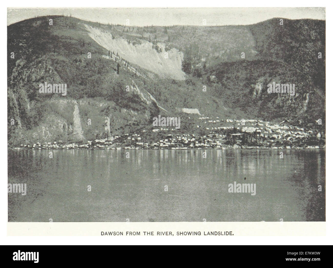 Page 249 tirée de l’œuvre de Hitchcock en 1899 représentant Dawson, une ville du territoire du Yukon, depuis la rivière avec une vue de glissement de terrain, soulignant les défis géologiques et environnementaux auxquels la région est confrontée. Banque D'Images