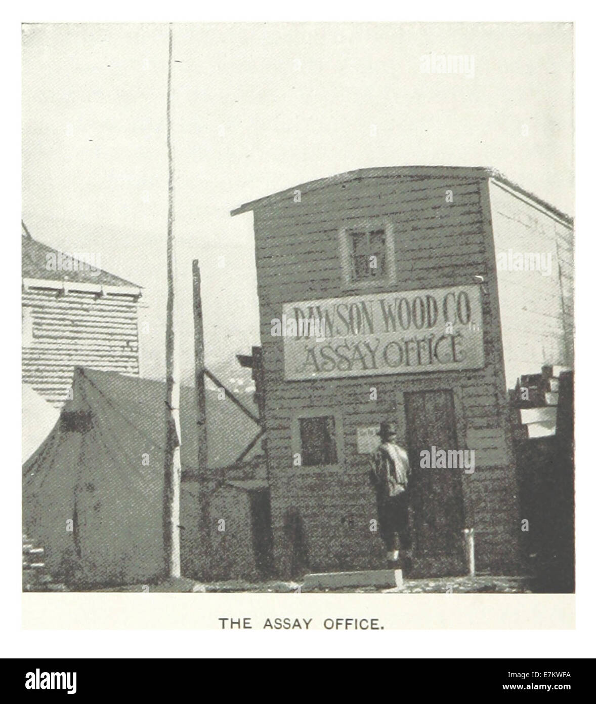 Ce dessin réalisé en 1899 par Hitchcock représente le bureau d'analyse de la Wood Company à Dawson. Le croquis fournit une vue détaillée du bâtiment et de son importance dans l'histoire minière de la région pendant l'ère de la ruée vers l'or du Klondike. Banque D'Images