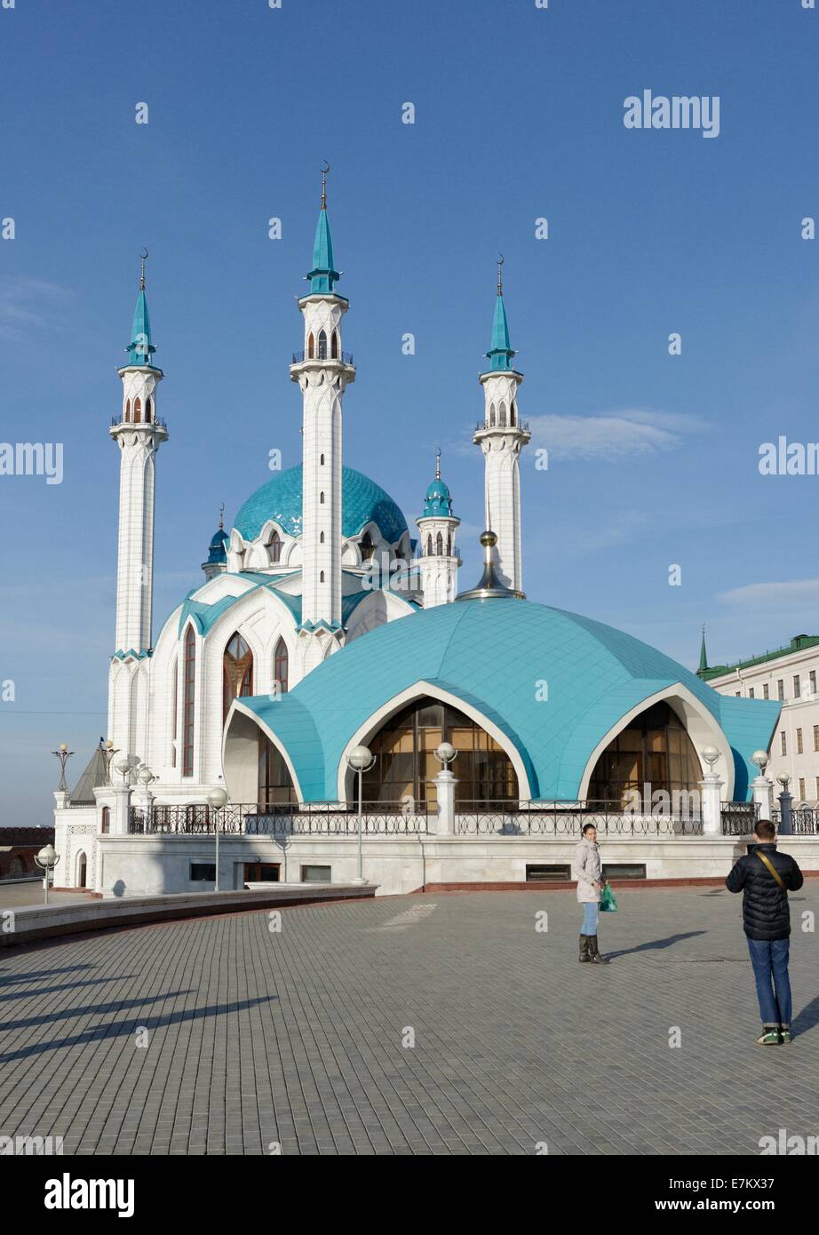 Les touristes de prendre des photos à l'extérieur de la mosquée Kul Sharif à Kazan Kremlin Banque D'Images