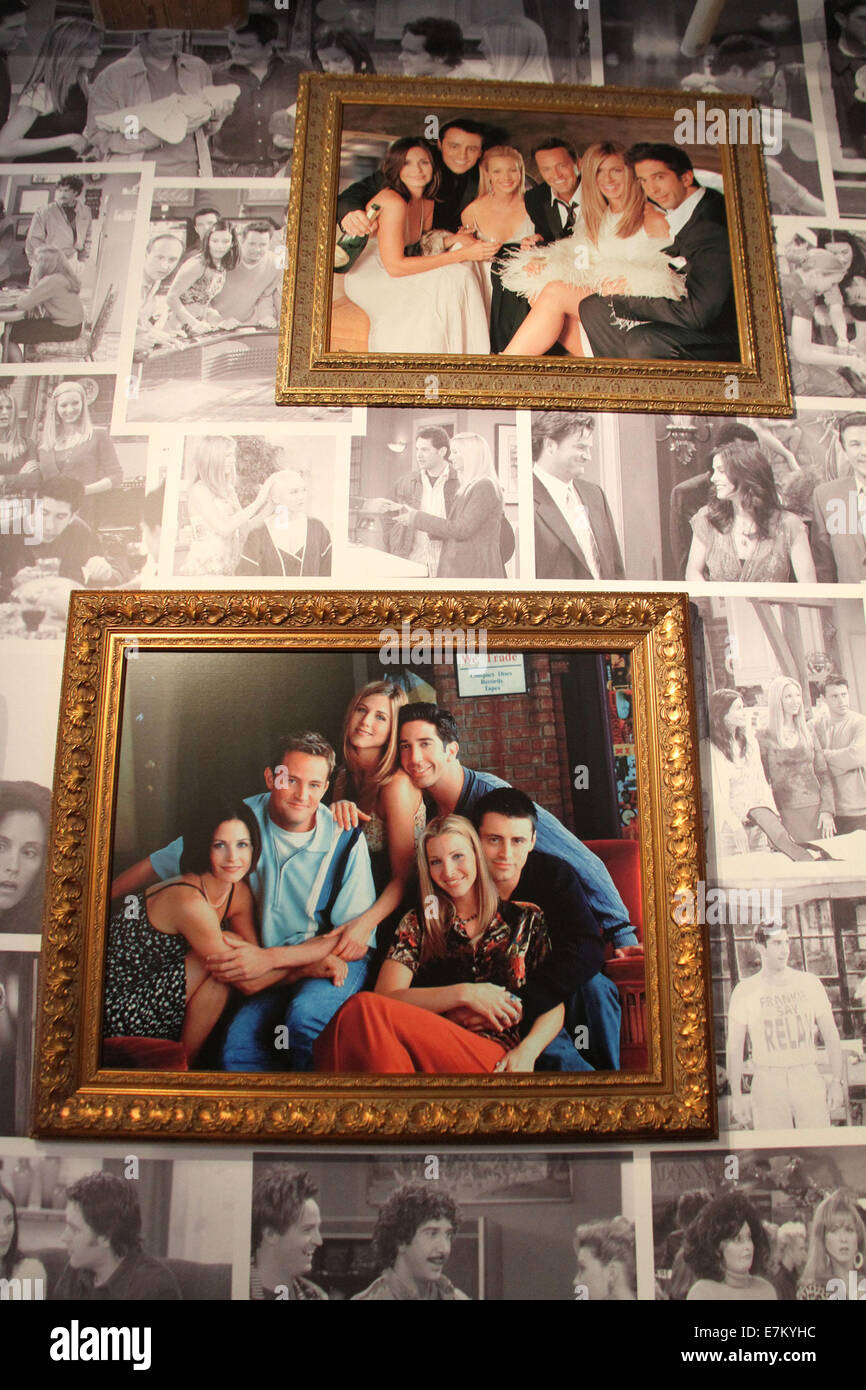 19 septembre 2014 - New York, New York, États-Unis - Photos de la distribution des "amis" sur l'affichage du pop-up 'amis' Central Perk Cafe situé à 199 Lafayette Street à Soho. Le cafe sera au service de café gratuit en l'honneur des fêtes du 20e anniversaire de la série télévisée Friends. (Crédit Image : © ZUMA/Kaszerman Nancy fil) Banque D'Images