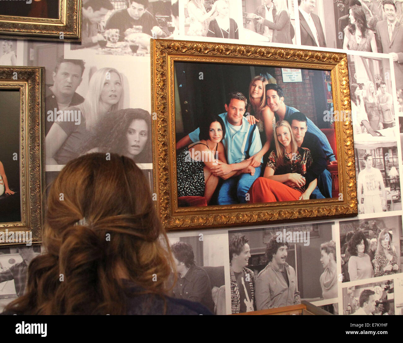 19 septembre 2014 - New York, New York, États-Unis - Un ventilateur vues photos de la distribution des "amis" sur l'affichage du pop-up 'amis' Central Perk Cafe situé à 199 Lafayette Street à Soho. Le cafe sera au service de café gratuit en l'honneur des fêtes du 20e anniversaire de la série télévisée Friends. (Crédit Image : © ZUMA/Kaszerman Nancy fil) Banque D'Images