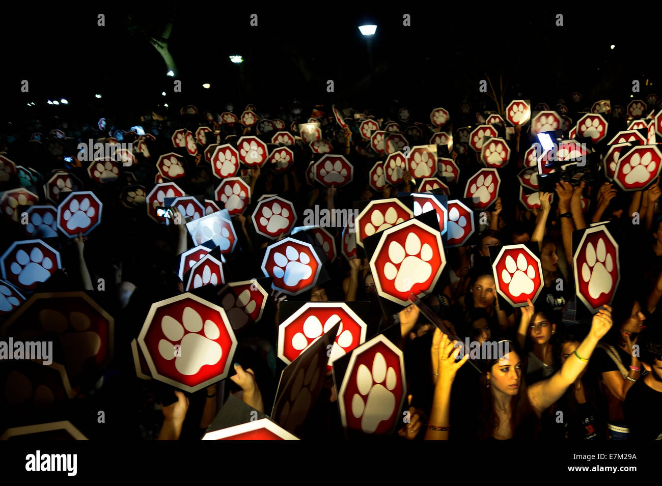 Des manifestants portant des signes représentant une empreinte animale prenant part à un rassemblement pour les droits des animaux à tel Aviv Israël le 20 septembre 2014. Des manifestants montrent des signes qui dénonce les transports de bétail en Israël pour abattage et expérimentation sur les animaux. Banque D'Images