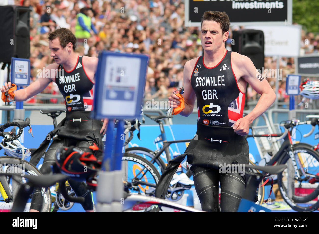 Jonny Brownlee Alistair, sur le fond, après le stade de natation au triathlon ITU 2014 tenue à Londres. Banque D'Images
