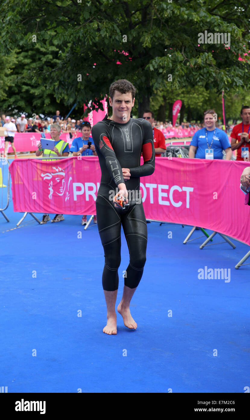 Jonnt Brownlee à marcher vers le début de la natation triathlon ITU 2014 tenue à Londres Banque D'Images