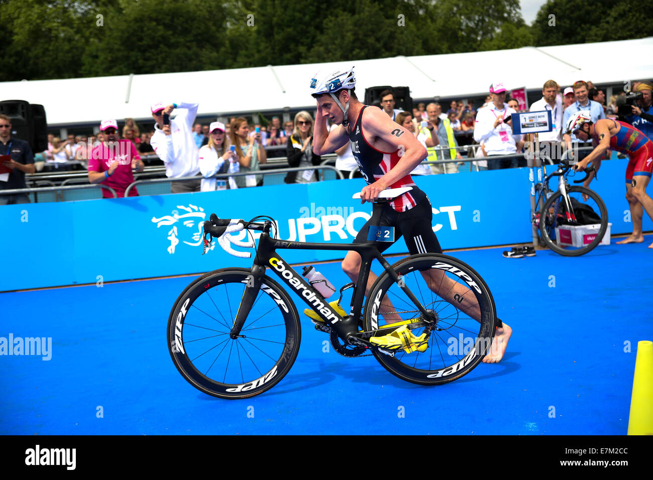 Jonny Bronwlee à vélo pendant la transition de l'équipe olympique 2014 tenue à Londres. Banque D'Images