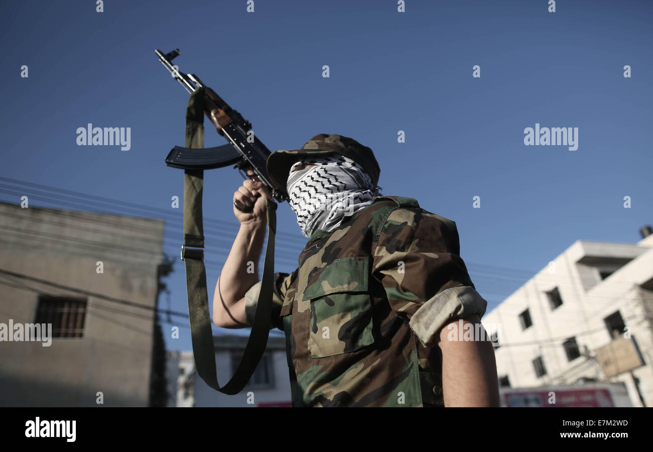 Ramallah. Sep 20, 2014. Des Palestiniens armés ont des brigades Al-Aqsa observés au cours d'un défilé militaire dans le camp de réfugiés de Qalandiya près de la ville de Ramallah, en Cisjordanie, le 20 septembre 2014. Credit : Fadi Arouri/Xinhua/Alamy Live News Banque D'Images
