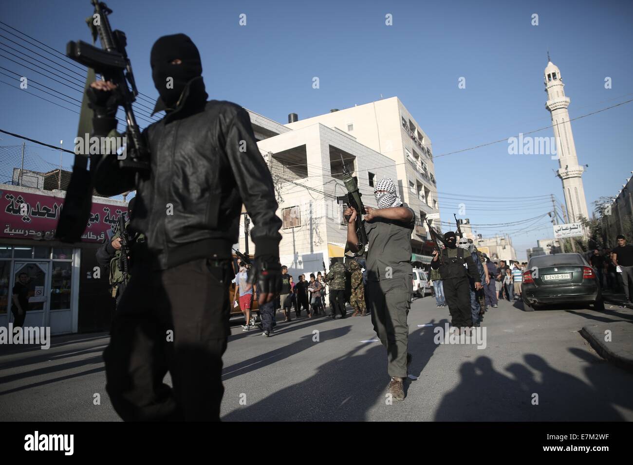 Ramallah. Sep 20, 2014. Des Palestiniens armés ont des brigades Al-Aqsa observés au cours d'un défilé militaire dans le camp de réfugiés de Qalandiya près de la ville de Ramallah, en Cisjordanie, le 20 septembre 2014. Credit : Fadi Arouri/Xinhua/Alamy Live News Banque D'Images