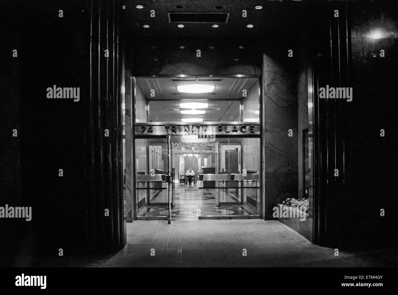 Le veilleur de nuit d'un immeuble de bureaux est assis seul à son bureau de la sécurité dans le Lower Manhattan, New York City. Banque D'Images