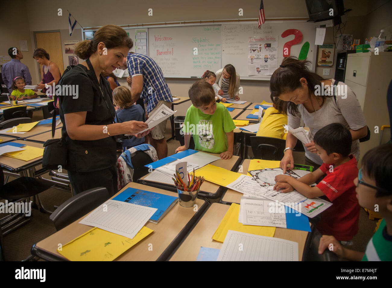 Les mères s sur leurs fils, le travail en classe sur les parents Jour de l'Irvine, CA, l'école primaire. Remarque Bienvenue sur tableau blanc. Banque D'Images