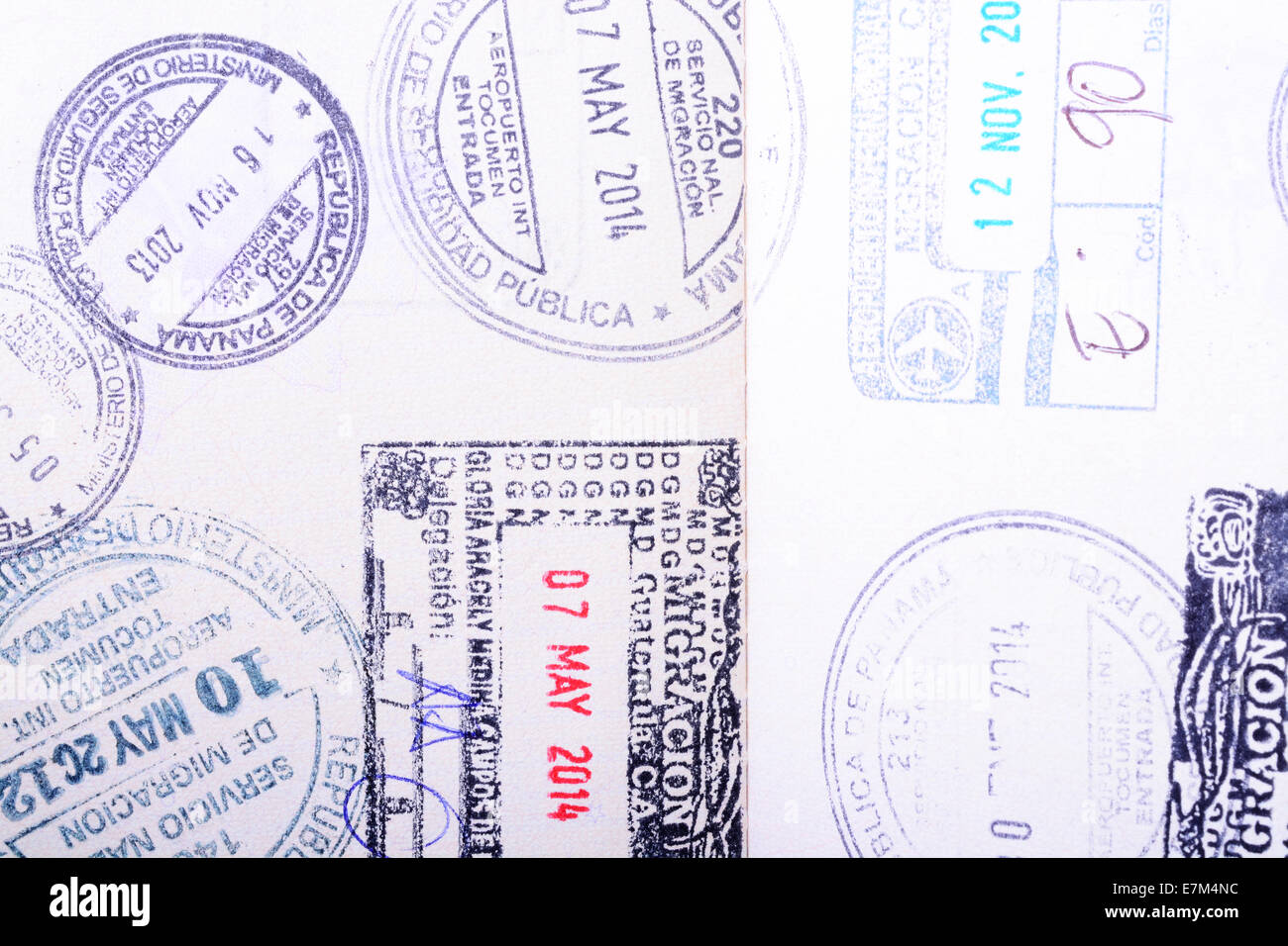 Plan macro sur une page du passeport montrant des joints sur mesure de différents pays Banque D'Images