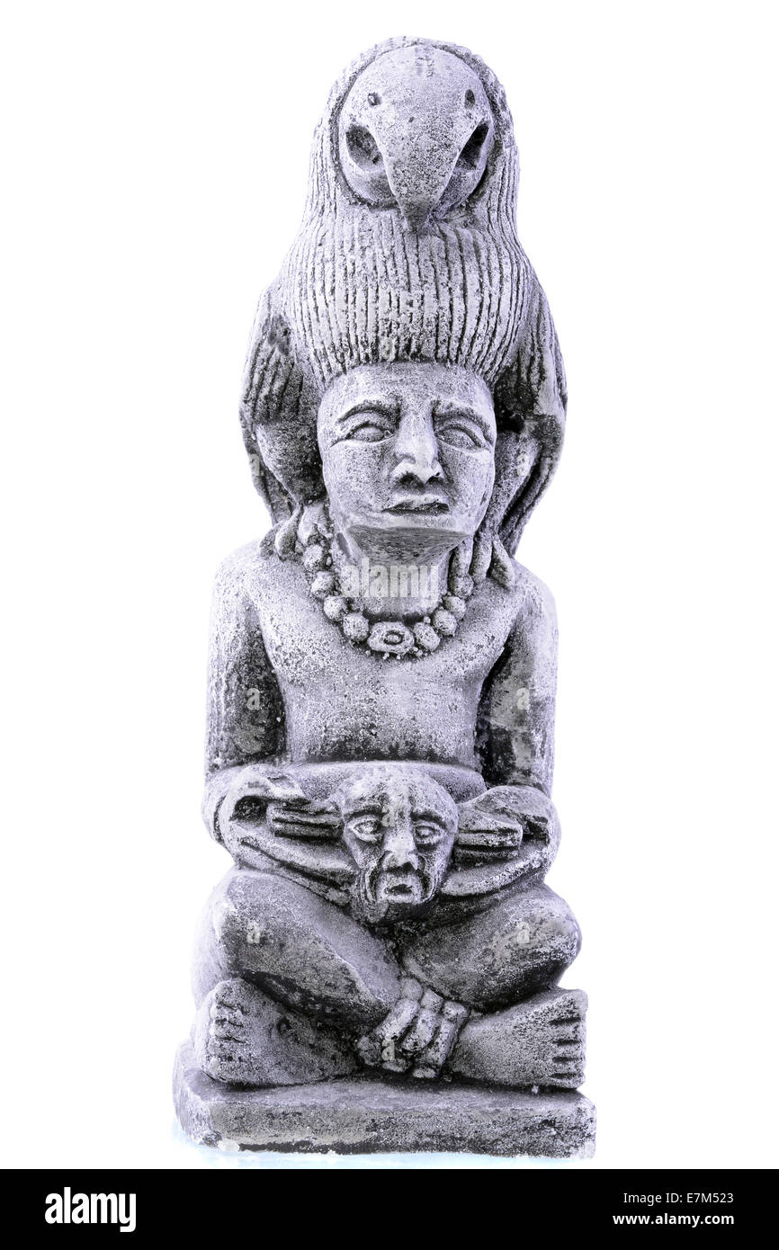 Plan macro sur une figurine maya isolé sur fond blanc Banque D'Images