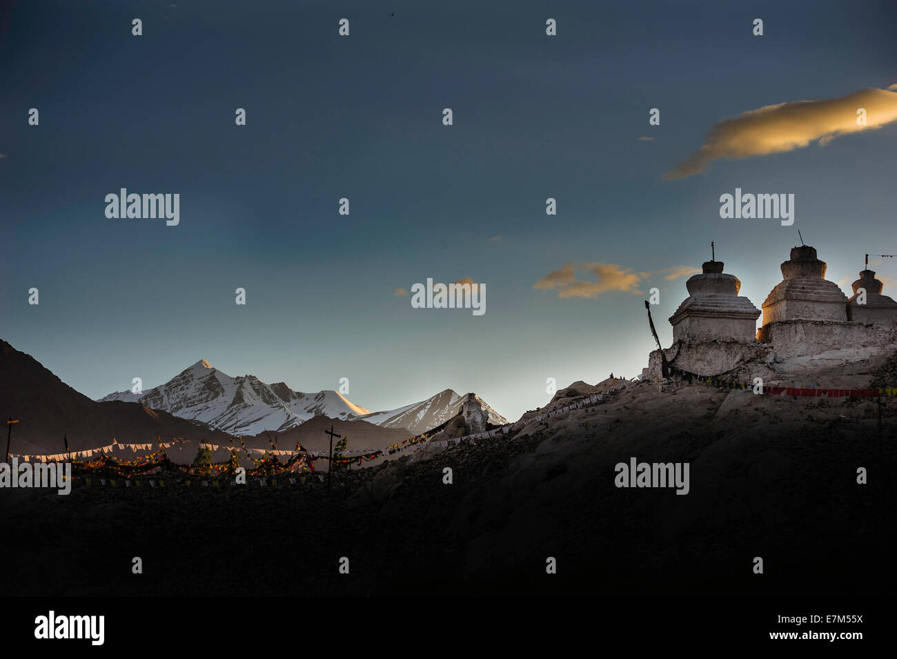 Le coucher du soleil, soir, Ladakh, Palais Shey Stupa et la réflexion, Banque D'Images