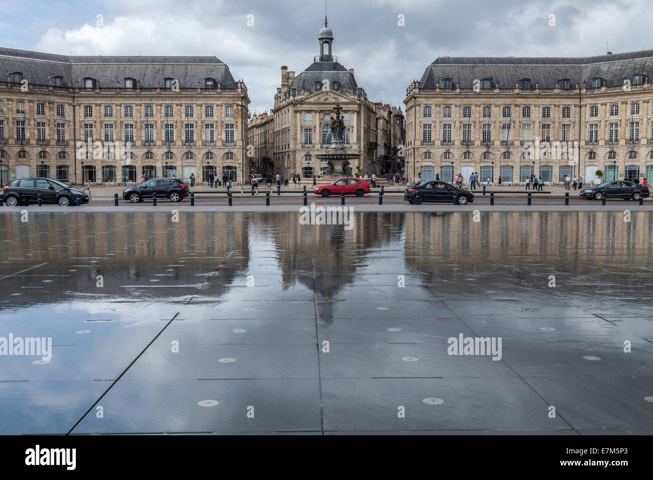 L'architecture historique est reflétée dans le granit noir du miroir d'eau à Bordeaux France Banque D'Images