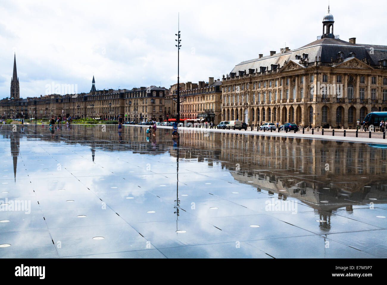 L'architecture historique est reflétée dans le granit noir du miroir d'eau à Bordeaux France Banque D'Images