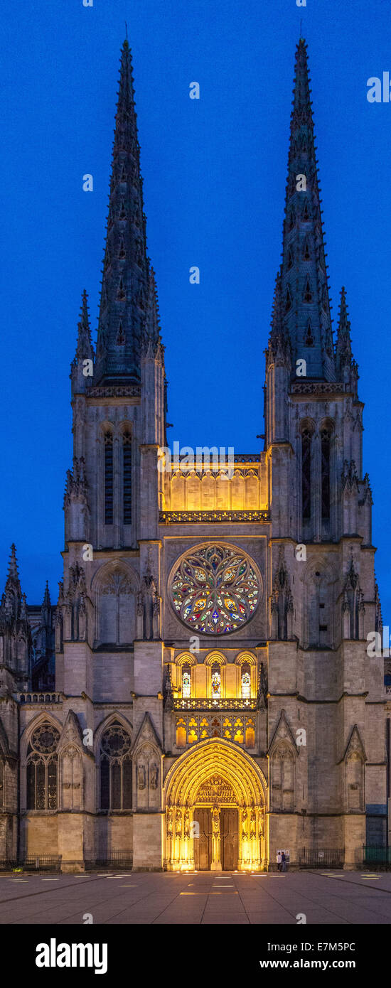 La cathédrale Catholique St Andre, Bordeaux France le soir avec la lumière offrant une lueur chaude comme le ciel du soir s'assombrit Banque D'Images