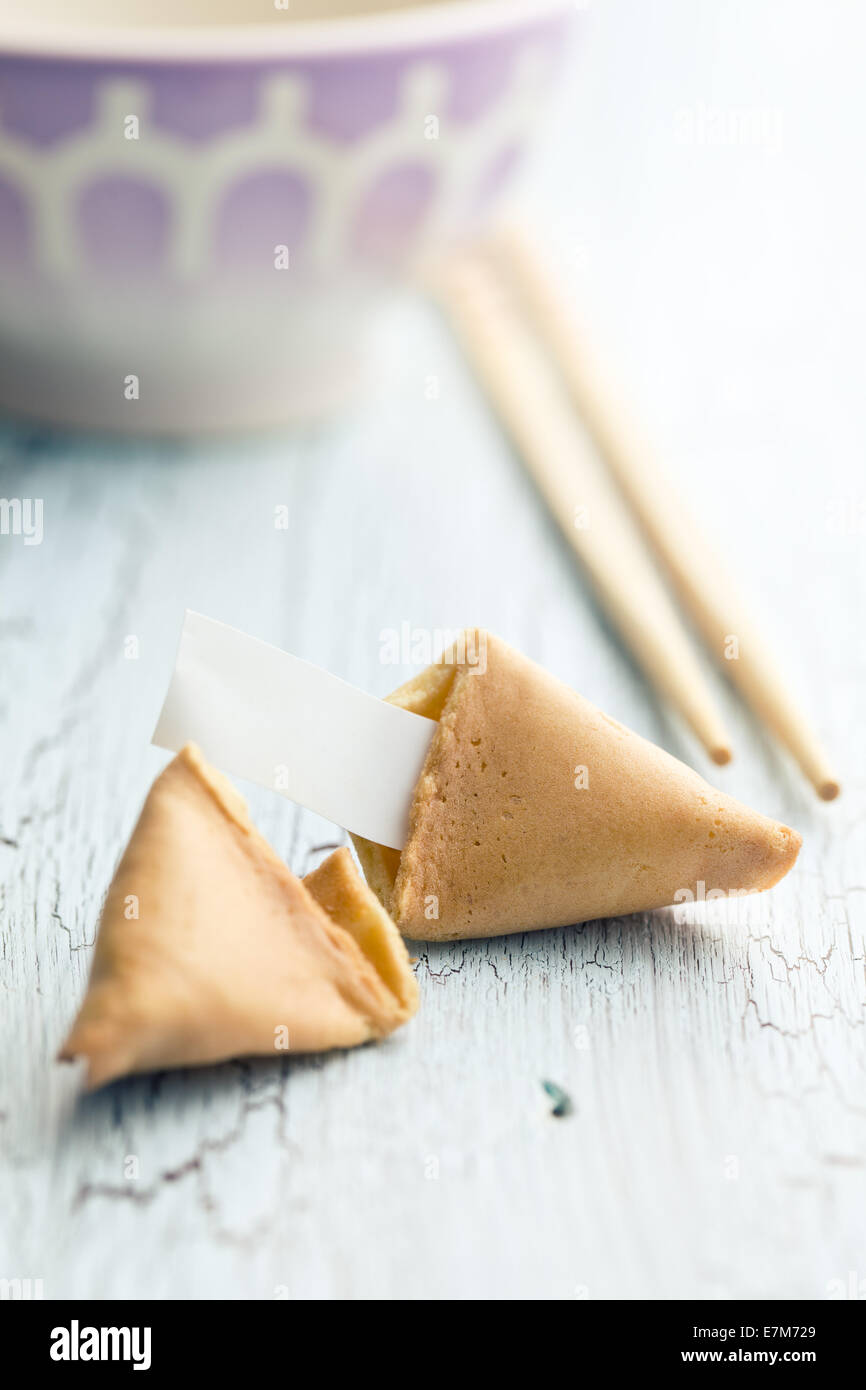 Le fortune cookie sur la table fissurée Banque D'Images