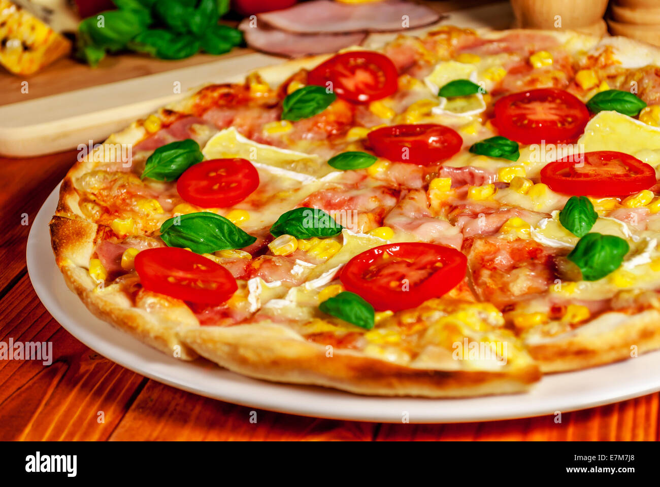 Pizza traditionnelle italienne avec fromage et tomate Banque D'Images