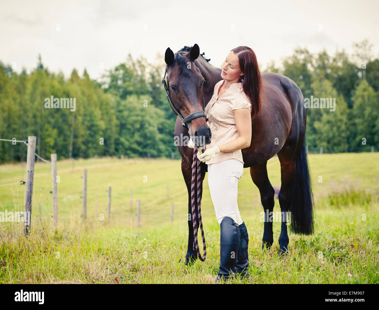 Jolie femme et cheval dans le domaine, les traités de droit Banque D'Images