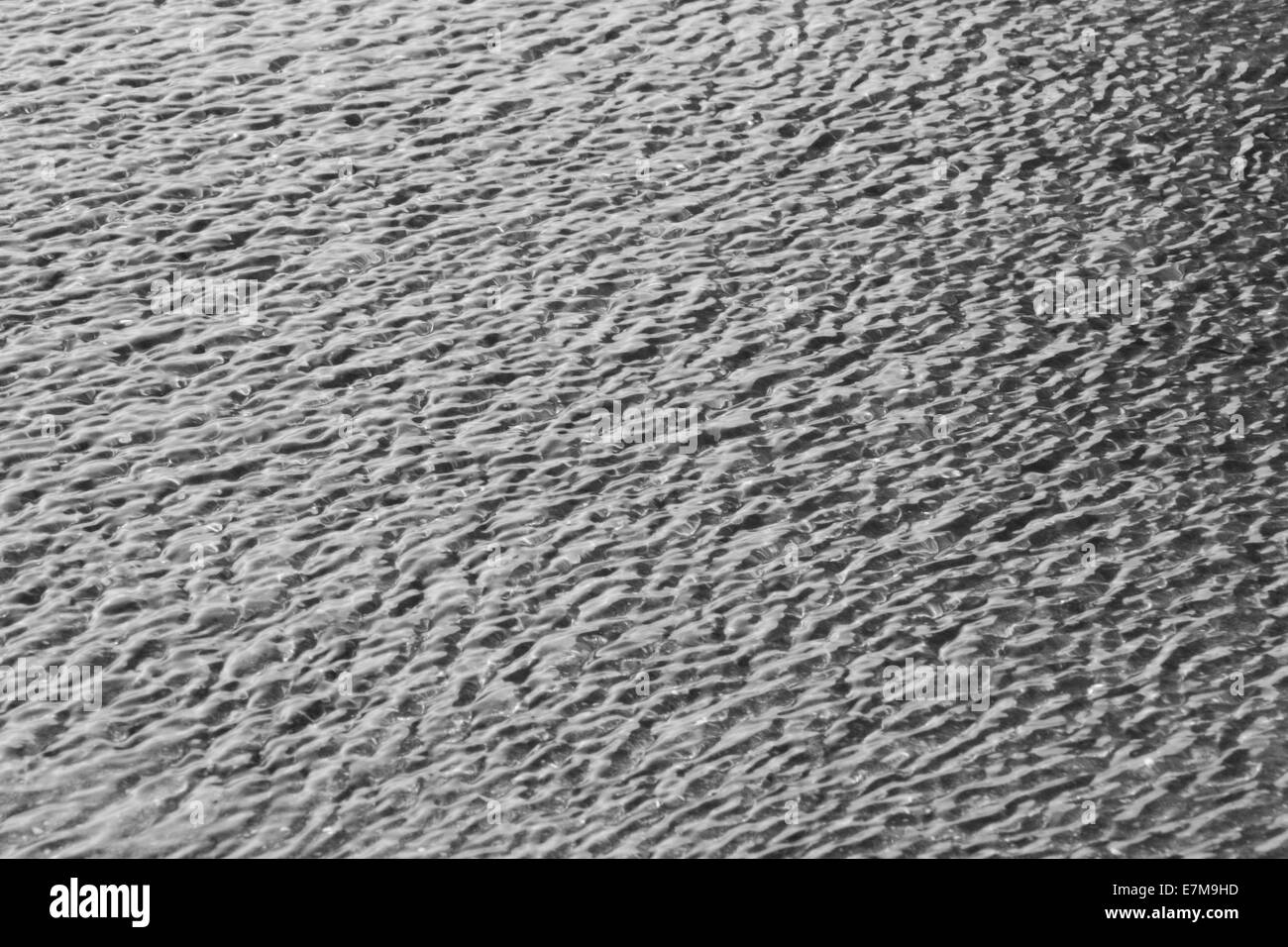 L'eau peu profonde de pluie avec de petites vagues lisses Banque D'Images