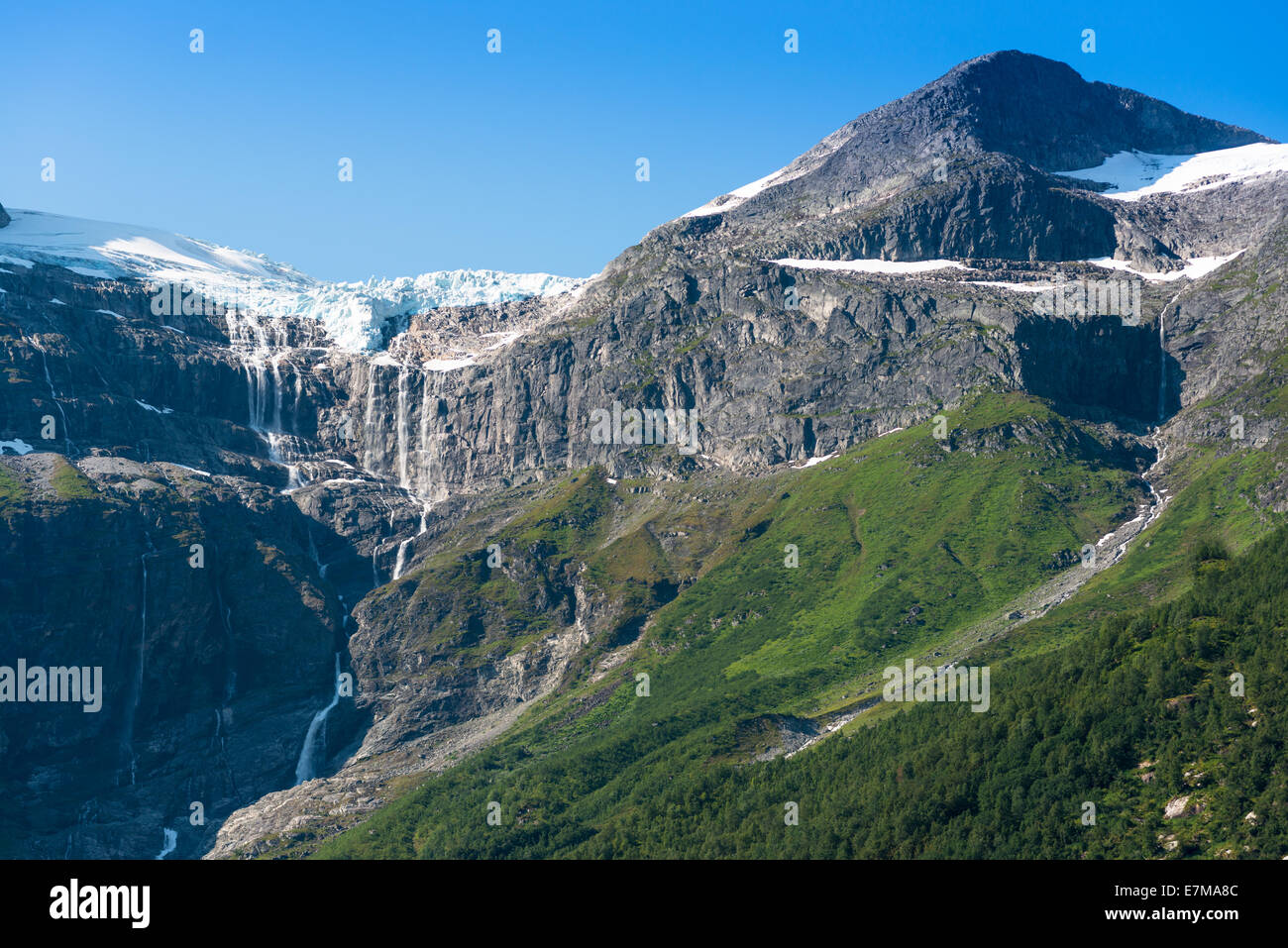 La fonte des glaciers vus de près de Lac Oldevatnet Olden, off fjord, la Norvège. Banque D'Images