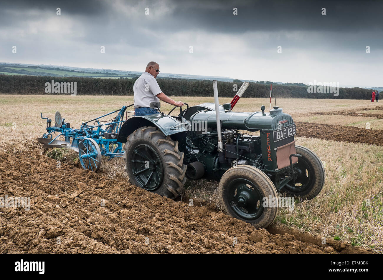 Un agriculteur en compétition dans un concours de labour sur le Lézard en Cornouailles. Banque D'Images