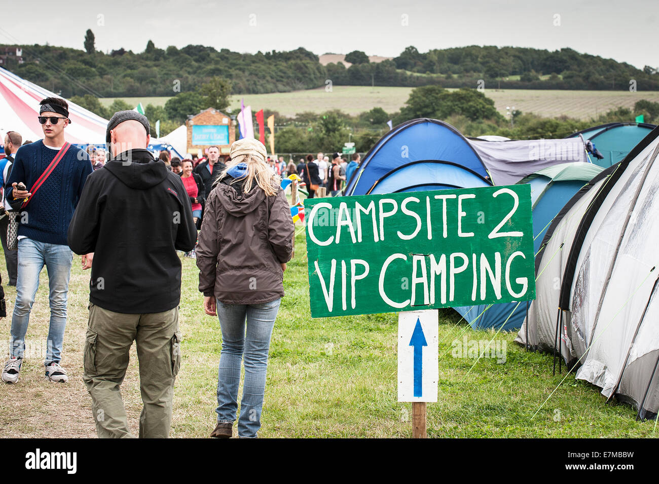 Un panneau indiquant l'accueil VIP de camping au Festival Brownstock dans l'Essex. Banque D'Images
