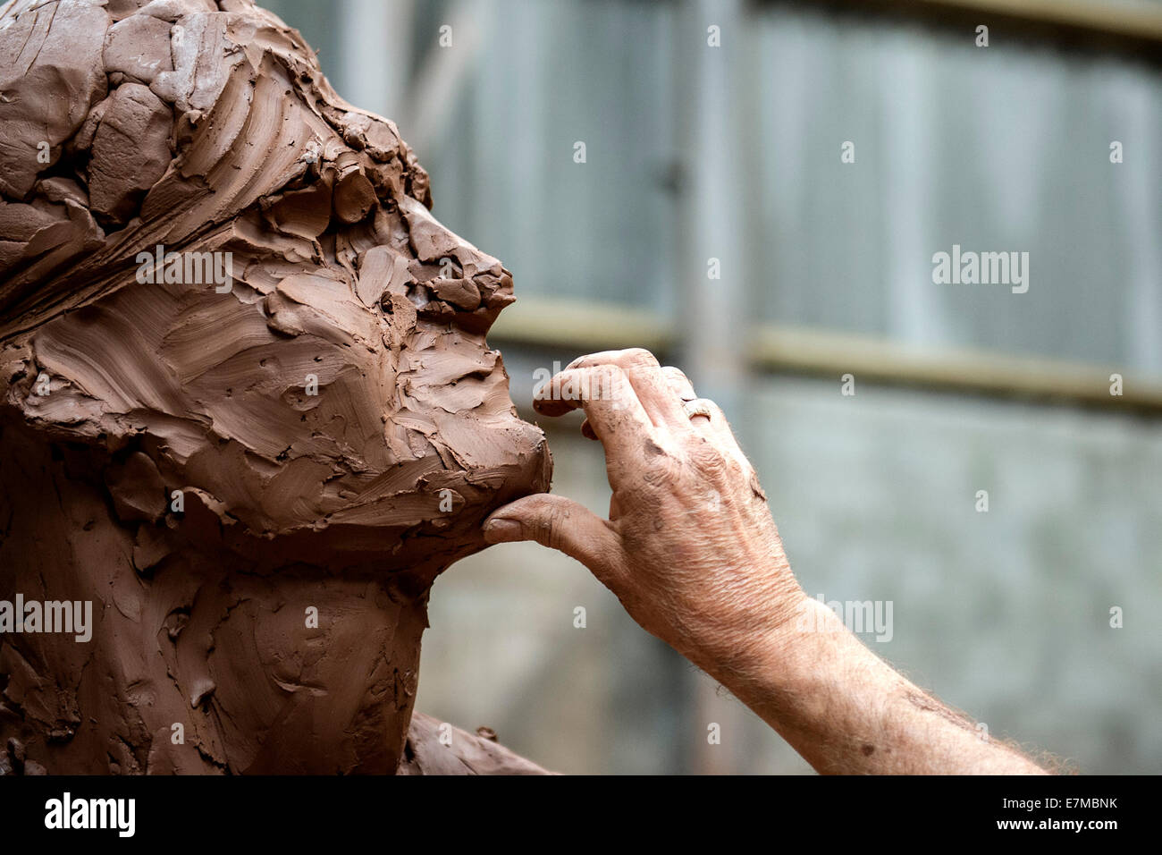 Colin Caffell, un sculpteur travaillant sur l'exploitation minière de l'étain sculpture son mémorial. Banque D'Images