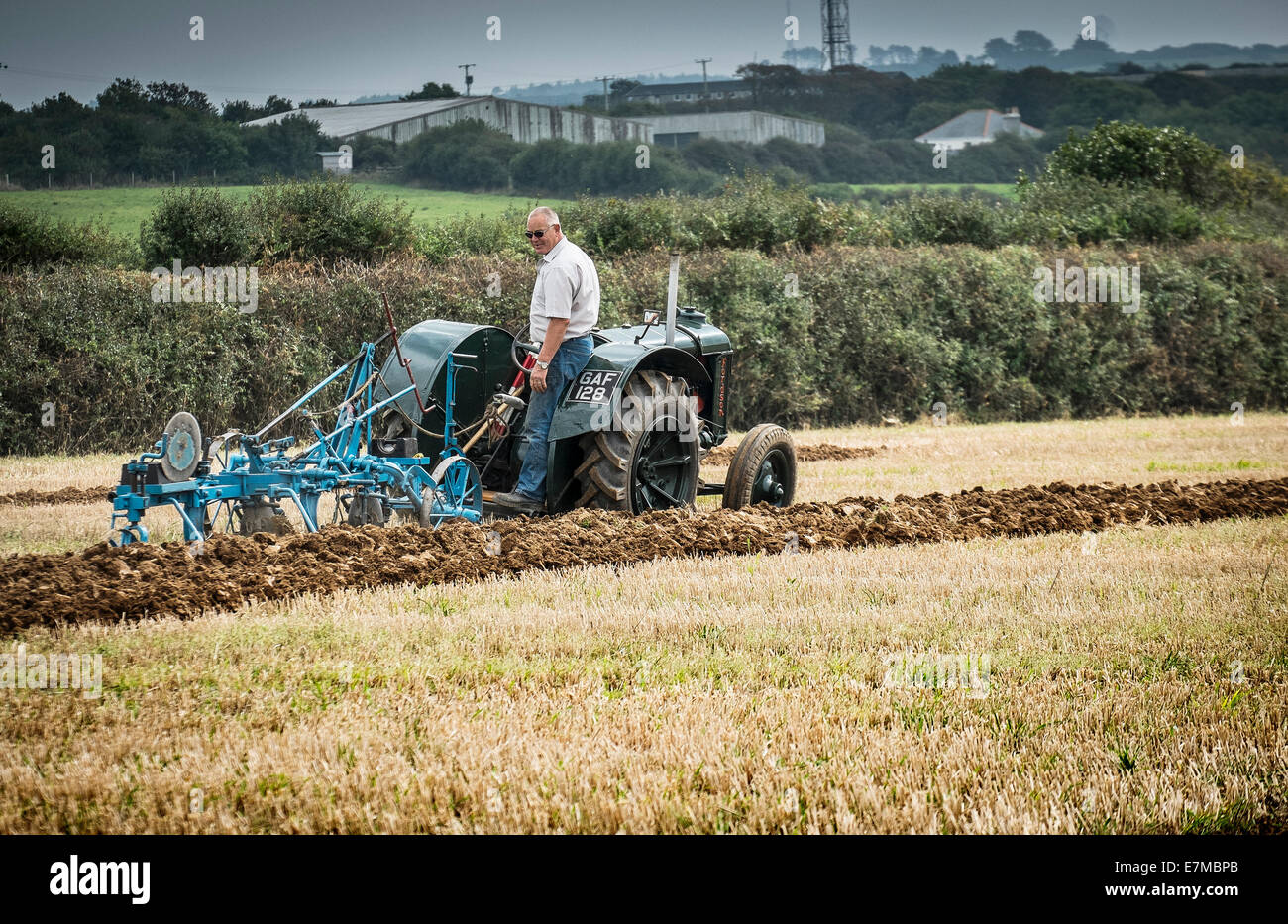Agriculture - un agriculteur en compétition dans un concours de labour sur le Lézard en Cornouailles. Banque D'Images