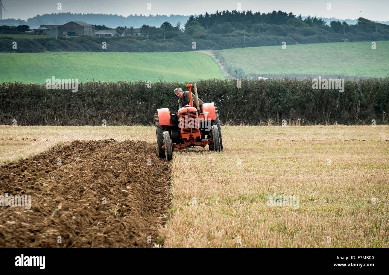 Un agriculteur en compétition dans un concours de labour sur le Lézard en Cornouailles. Banque D'Images