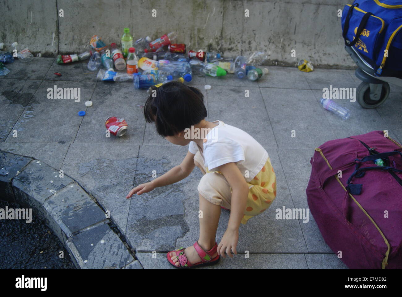 La collecte des déchets avec les grands-parents, petite fille en Chine Banque D'Images