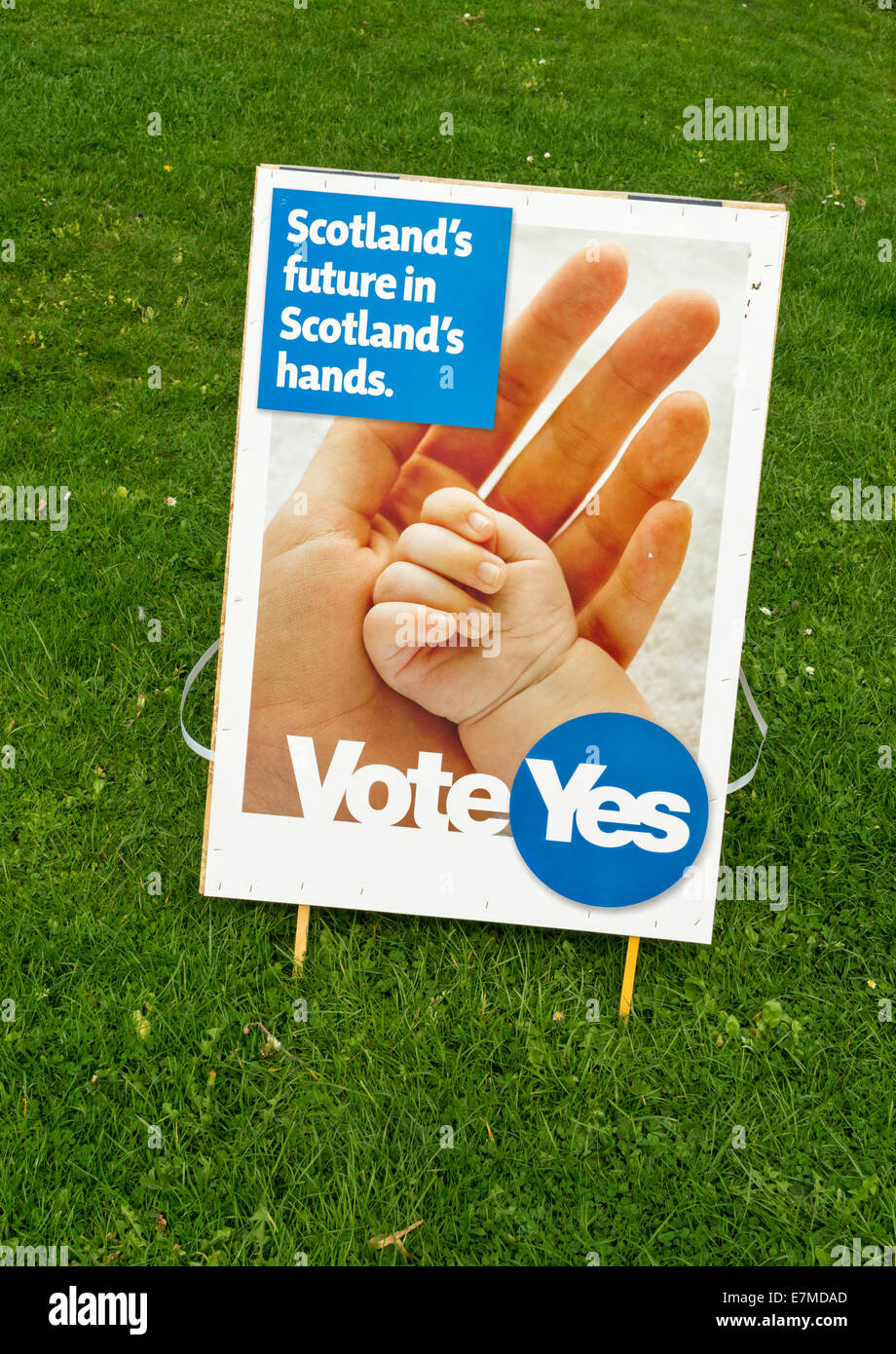 Référendum sur l'indépendance écossaise 2014 voter OUI SIGNER L'AVENIR DANS LES MAINS D'ÉCOSSE ÉCOSSE Banque D'Images