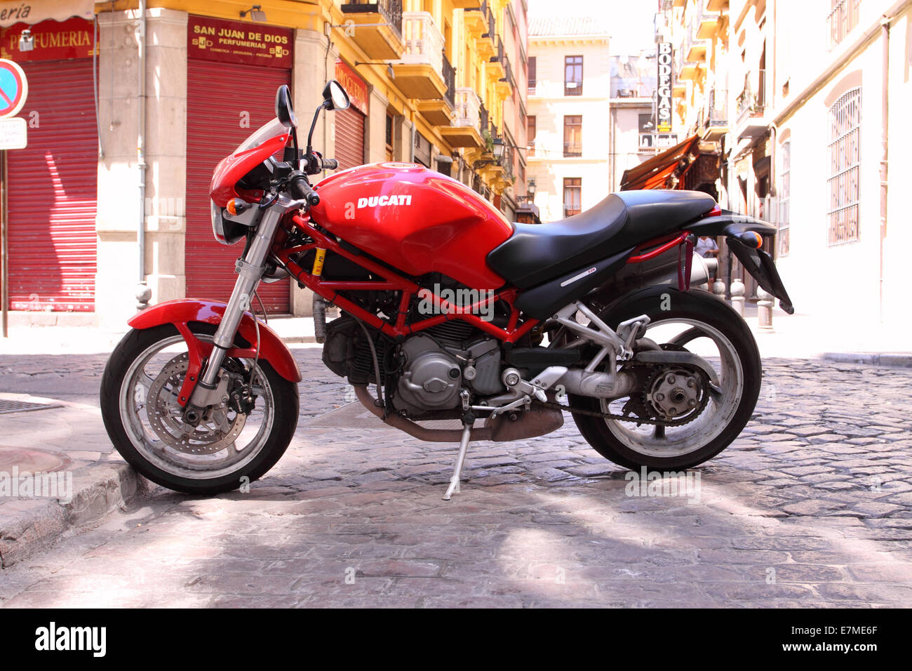Ducati Monster S2R moto moto garée dans la rue en milieu urbain de Malaga Espagne Banque D'Images