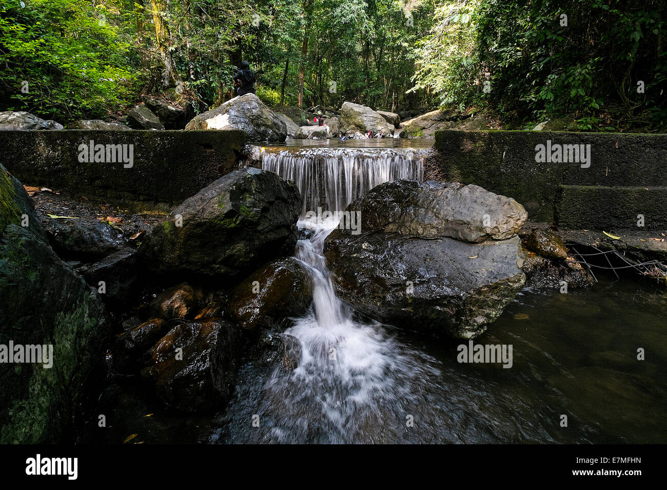 Cours d'eau au parc de loisirs de Ranchang Serian Malaisie Sarawak District Banque D'Images