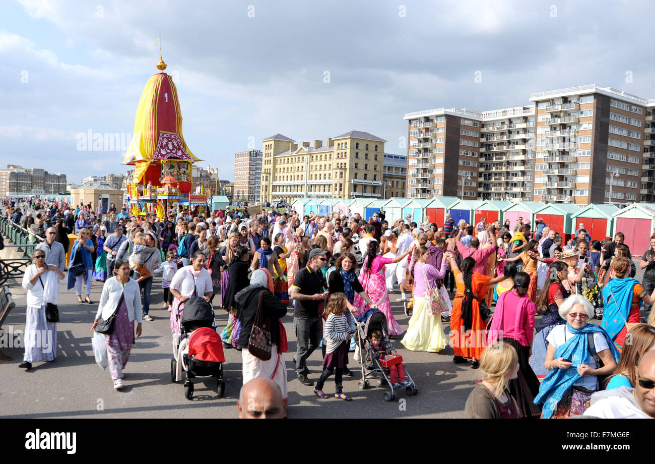 Hove, Brighton, Sussex, UK. 21 septembre 2014. Des centaines de partisans d'Hare Krishna prendre part à l'assemblée annuelle du Festival Parade de chars le long Rathayatra Hove front Rathayatra est un festival pour le Seigneur Krishna et ses dévots. Son un événement spirituel extraordinaire qui vient de Catherine Berdonneau Puri sur la côte est de l'Inde et remonte à plus de 2 000 ans. Tout le monde chante le maha-Mantra Hare Krishna et danses en extase comme Krishna dans sa forme d'Aline est tirée le long sur un énorme panier en bois de la Statue de la paix sur le front de Hove et dos encore Crédit : Simon Dack/Alamy Live News Banque D'Images