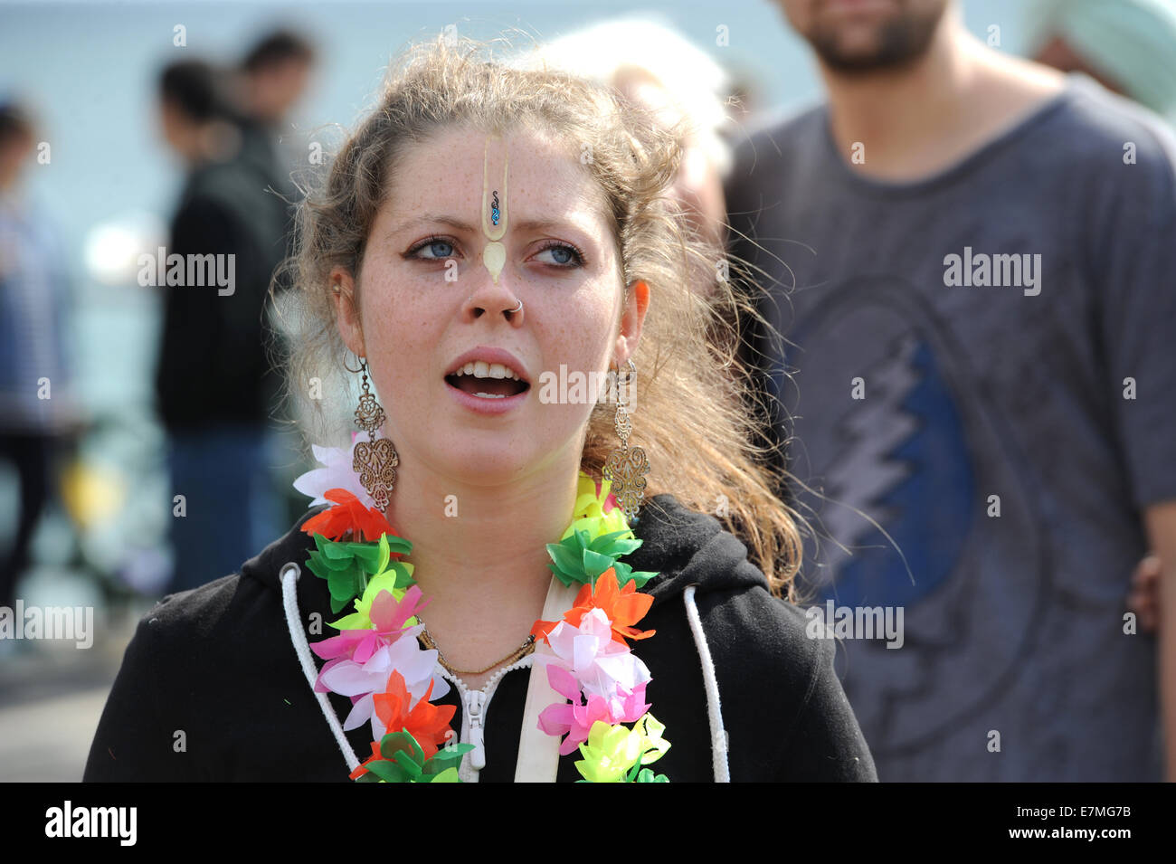 Hove, Brighton, Sussex, UK. 21 septembre 2014. Des centaines de partisans d'Hare Krishna prendre part à l'assemblée annuelle du Festival Parade de chars le long Rathayatra Hove front Rathayatra est un festival pour le Seigneur Krishna et ses dévots. Son un événement spirituel extraordinaire qui vient de Catherine Berdonneau Puri sur la côte est de l'Inde et remonte à plus de 2 000 ans. Tout le monde chante le maha-Mantra Hare Krishna et danses en extase comme Krishna dans sa forme d'Aline est tirée le long sur un énorme panier en bois de la Statue de la paix sur le front de Hove et dos encore Crédit : Simon Dack/Alamy Live News Banque D'Images