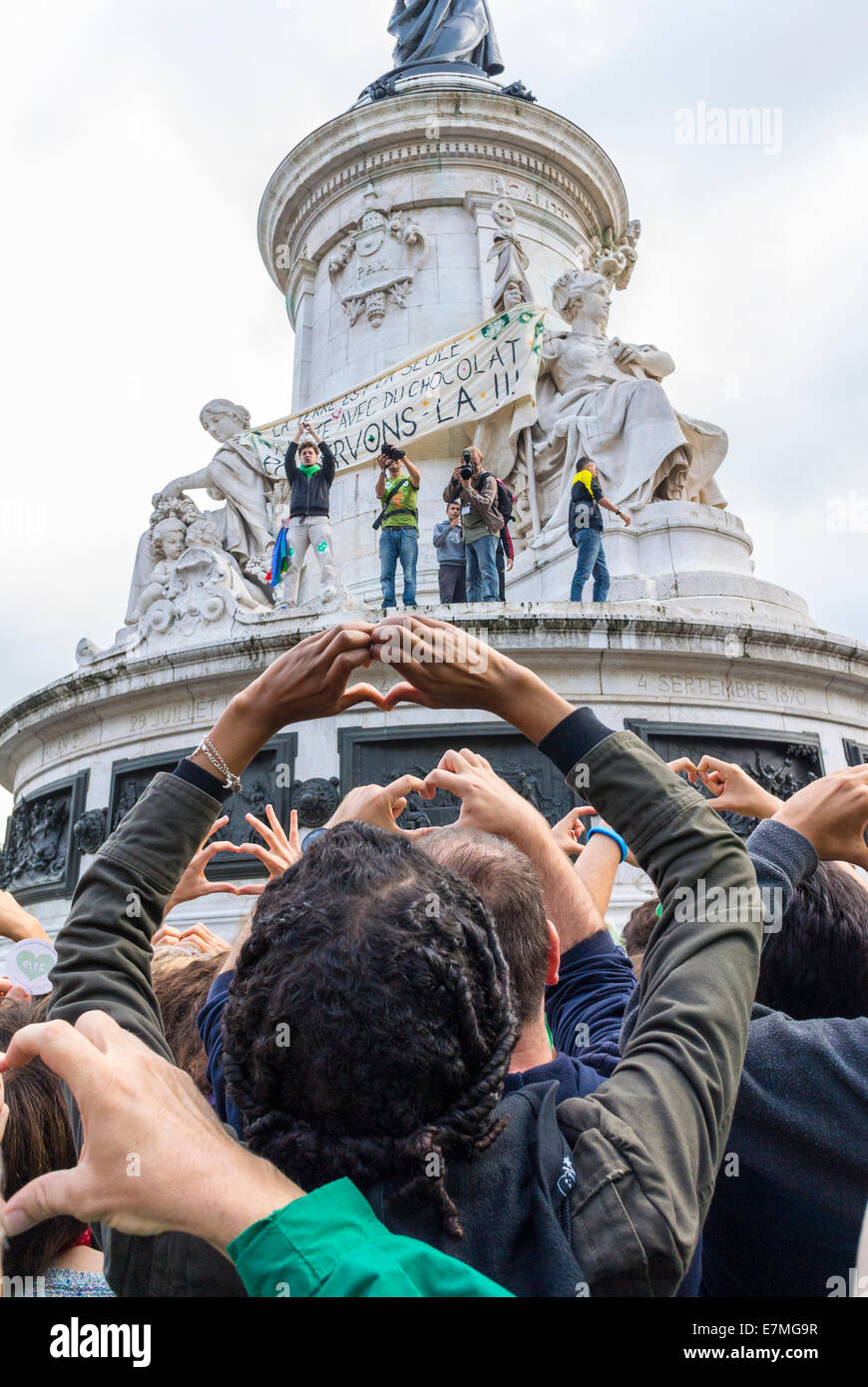 Paris, France. Foule aux mains levée à signe de coeur lors de la manifestation publique, manifestations de la Marche internationale des Nations Unies sur les changements climatiques, place de la République, manifestation paris Banque D'Images