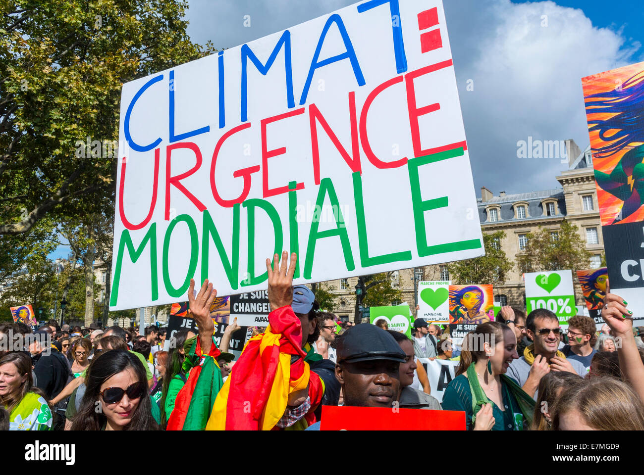 Paris, France. Foule de manifestants tenant une affiche de protestation française à public Ecology Demonstration, ONG internationale, manifestation de la Marche du climat des Nations Unies, problème mondial, changement climatique et effets Banque D'Images