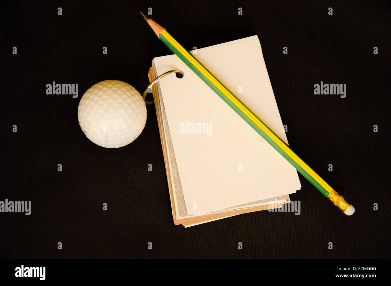 Balle de golf avec un ordinateur portable Carte des scores sur fond noir Banque D'Images
