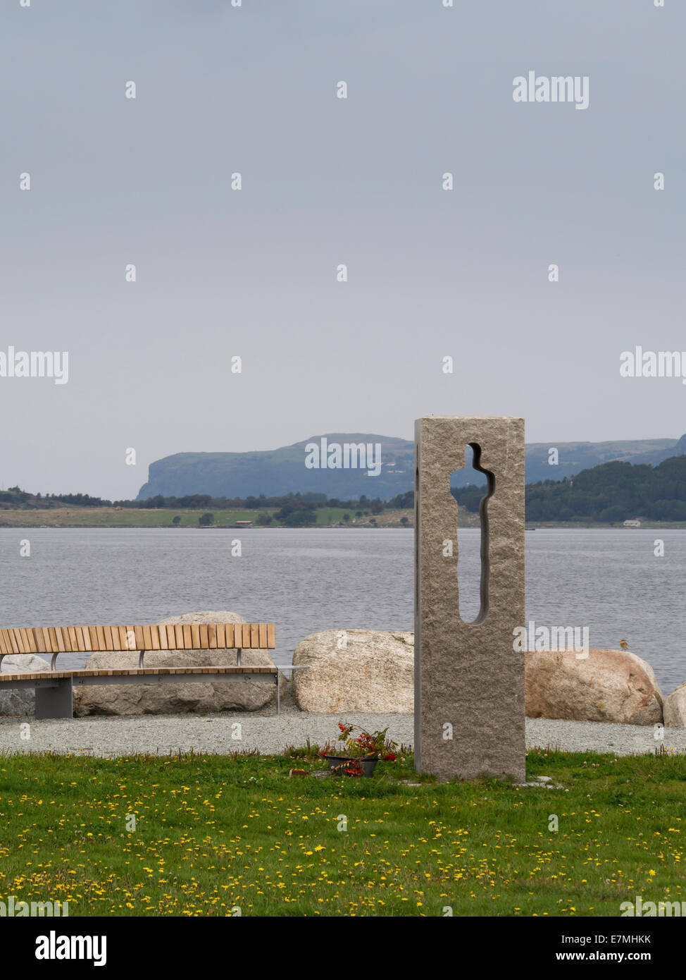 Un lieu de mémoire après l'attentat du 22 juillet 2011, la sculpture par Nico Widerberg à Lundsneset à Stavanger en Norvège Banque D'Images