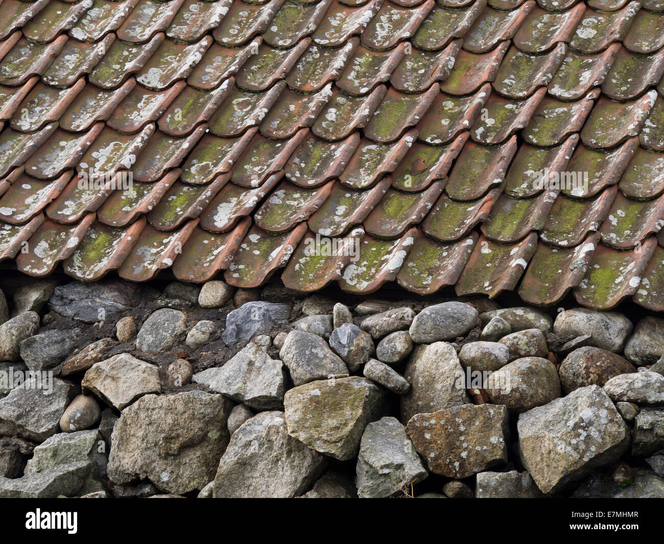 Traditionnellement construit un hangar à bateaux, mur en pierre et toit de tuiles, Close up, Stavanger Norvège Jæren Banque D'Images