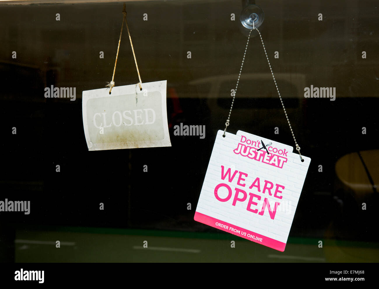 Signes sur shop - porte ouverte et fermée - england uk Banque D'Images