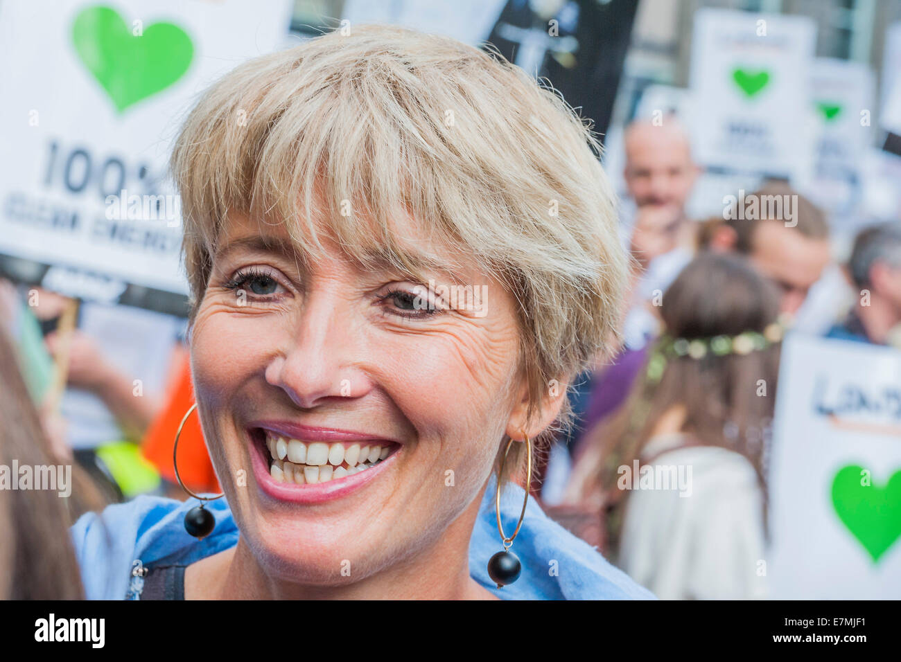 Londres, Royaume-Uni. 21 sept 2014. Climat du peuple de mars, Londres - Dans le cadre d'une journée internationale de protestation - mené par Emma Thompson et Vivienne Westwood - personnes mars à la demande : "un monde avec une économie qui fonctionne pour les hommes et la planète, un monde à l'abri des ravages du changement climatique ; et d'un monde avec de bons emplois, la qualité de l'air, et des communautés en santé pour tous. La marche a commencé en Temple Place et terminé à l'extérieur du Parlement, Westminster, London, UK, 21 sept 2014. Guy Bell / Alamy Live News Banque D'Images